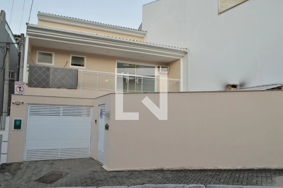 Casa de 5 quartos com 3 suítes e varanda fechada — photo 74
