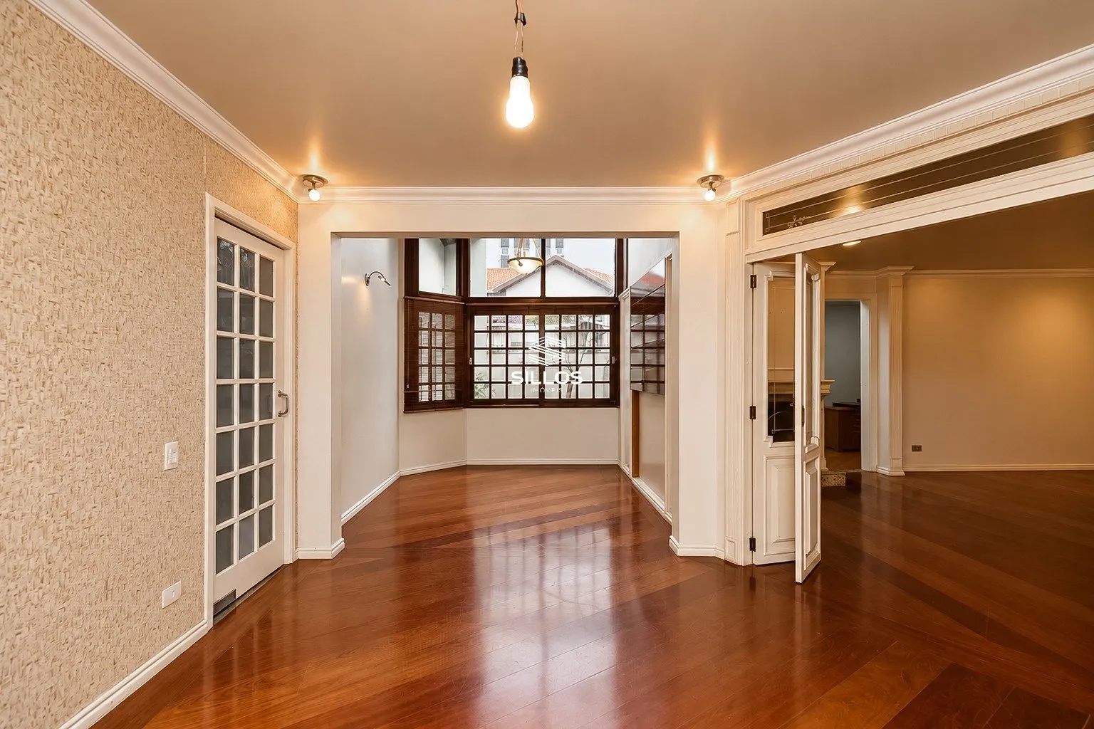4-bedroom house with a fireplace — photo 7