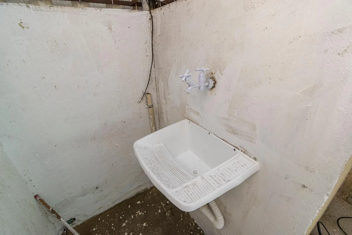 Casa sem mobília com 2 quartos e 2 banheiros