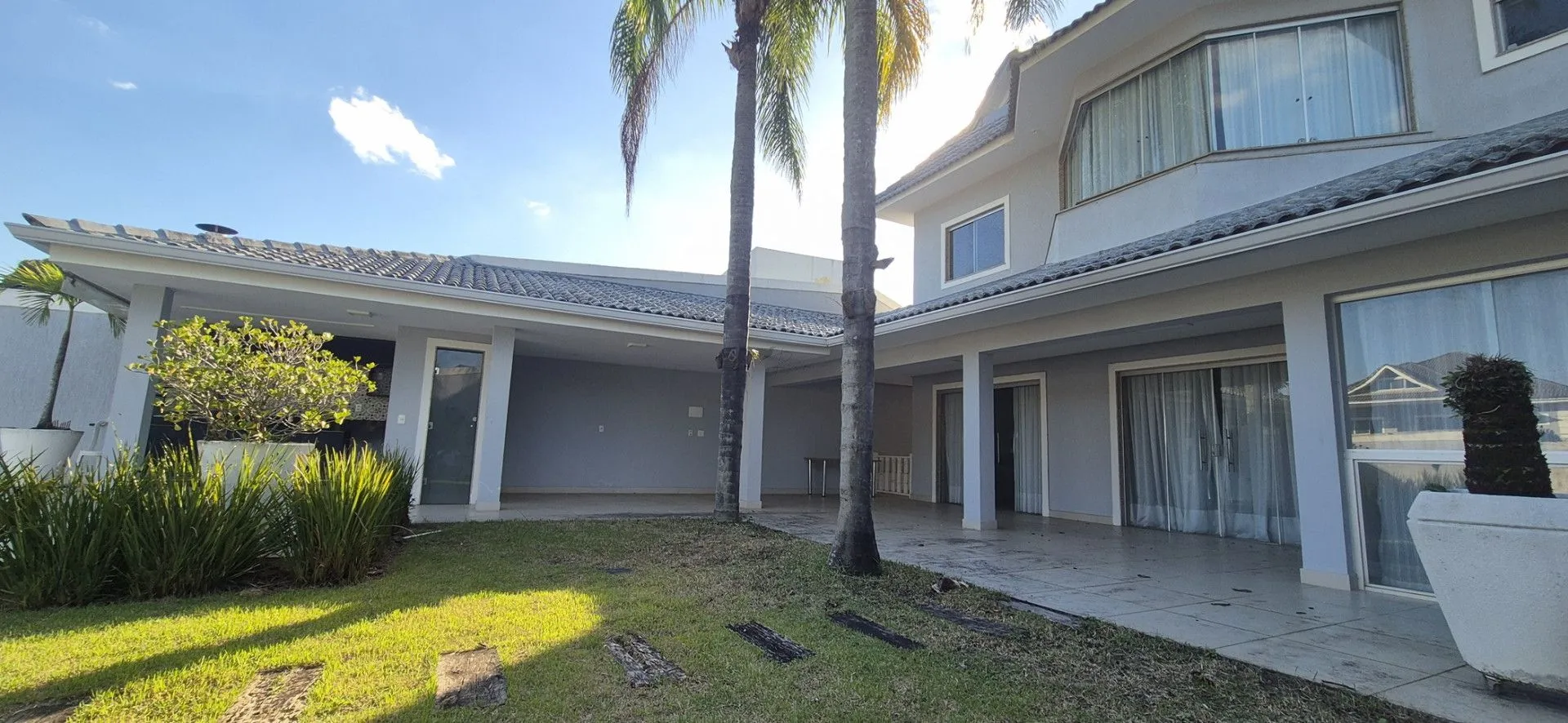 Furnished house, 469 m², with floor-to-ceiling windows — photo 15