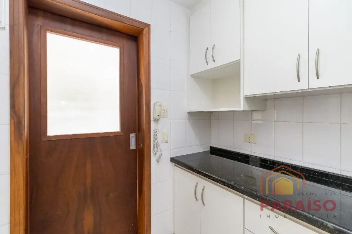 Balcony with a grill in a 2-bedroom apartment, 90 m² — photo 9