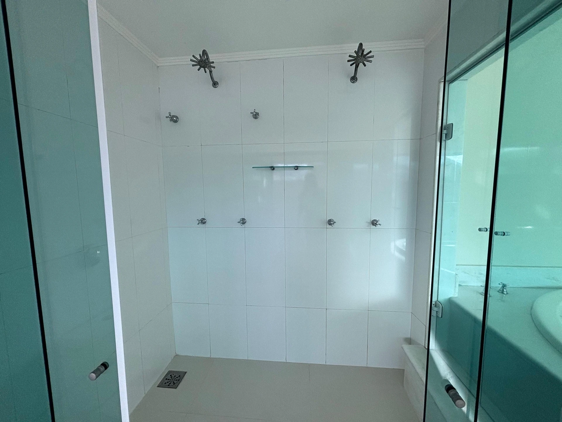 Condo house with 6 bedrooms and a balcony grill — photo 50