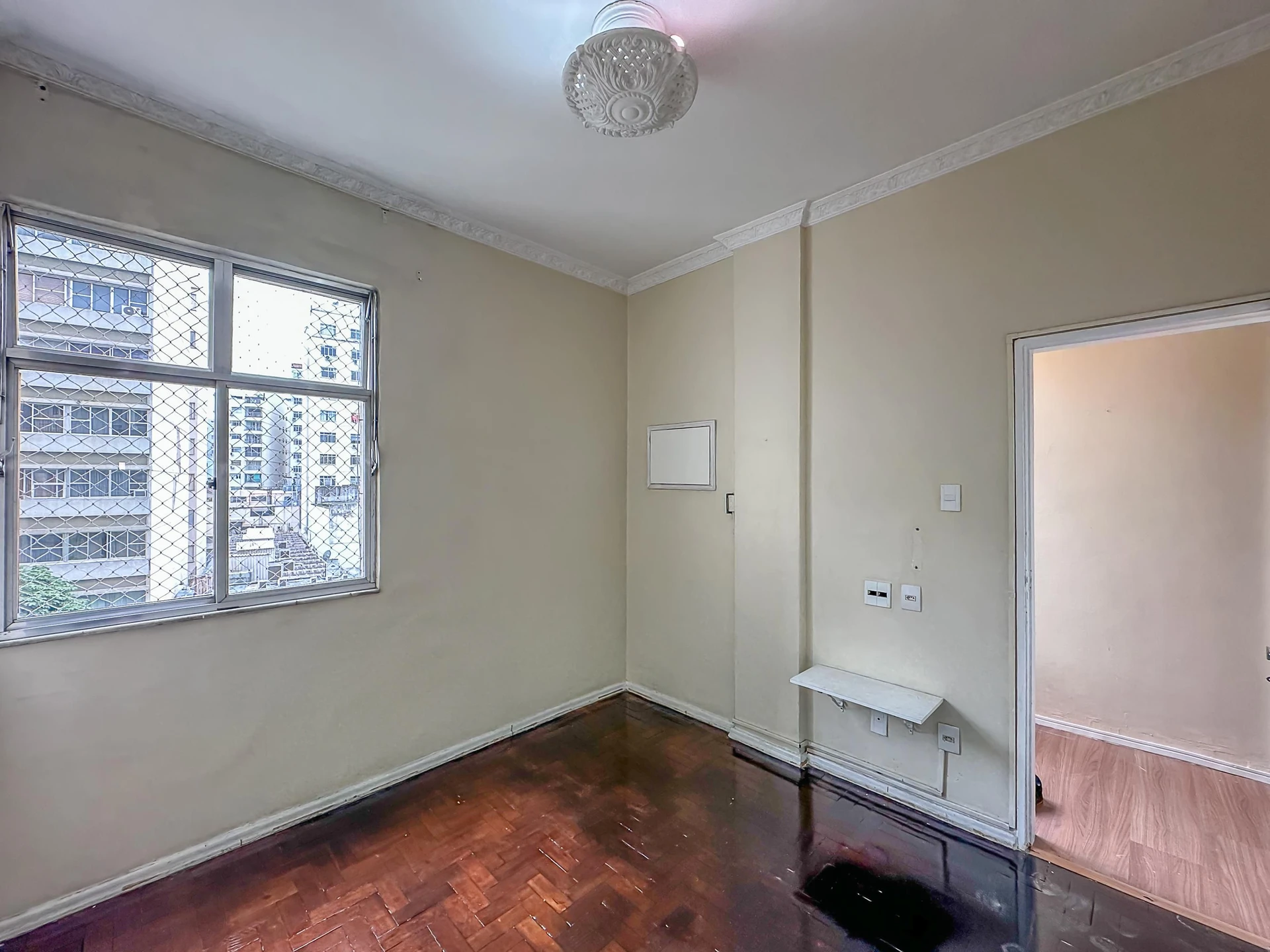 Wood or laminate floors in a one-bedroom apartment, 62 m² — photo 11