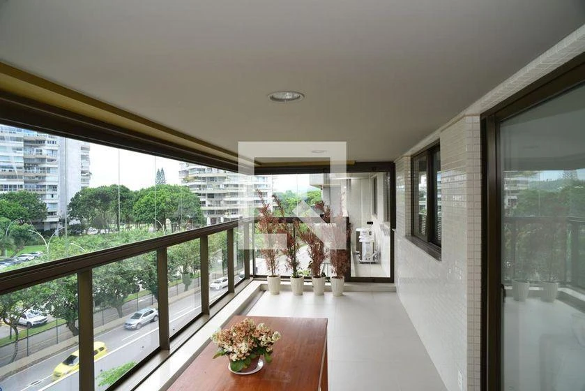Glass-enclosed balcony in a 3-bedroom apartment, 103 m²