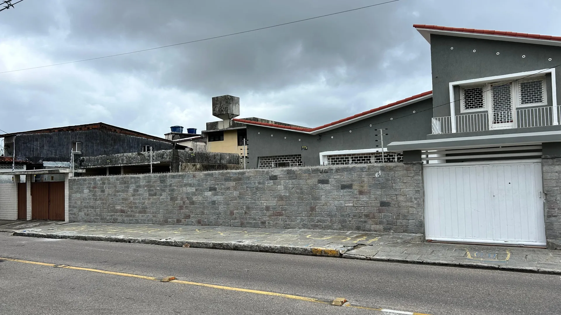 Unfurnished house with 5 bedrooms and 621 m² — photo 2