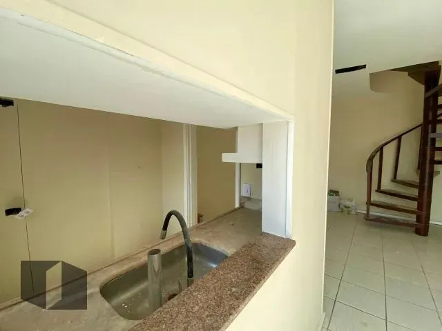 Unfurnished apartment with a glass-enclosed balcony — photo 2