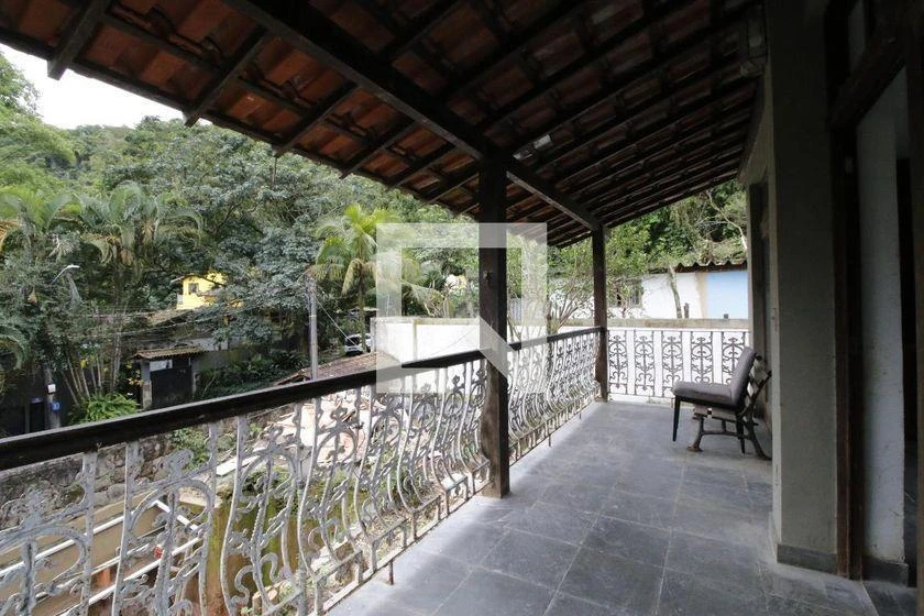 Casa de 500 m² com banheira e janelas do piso ao teto — photo 42