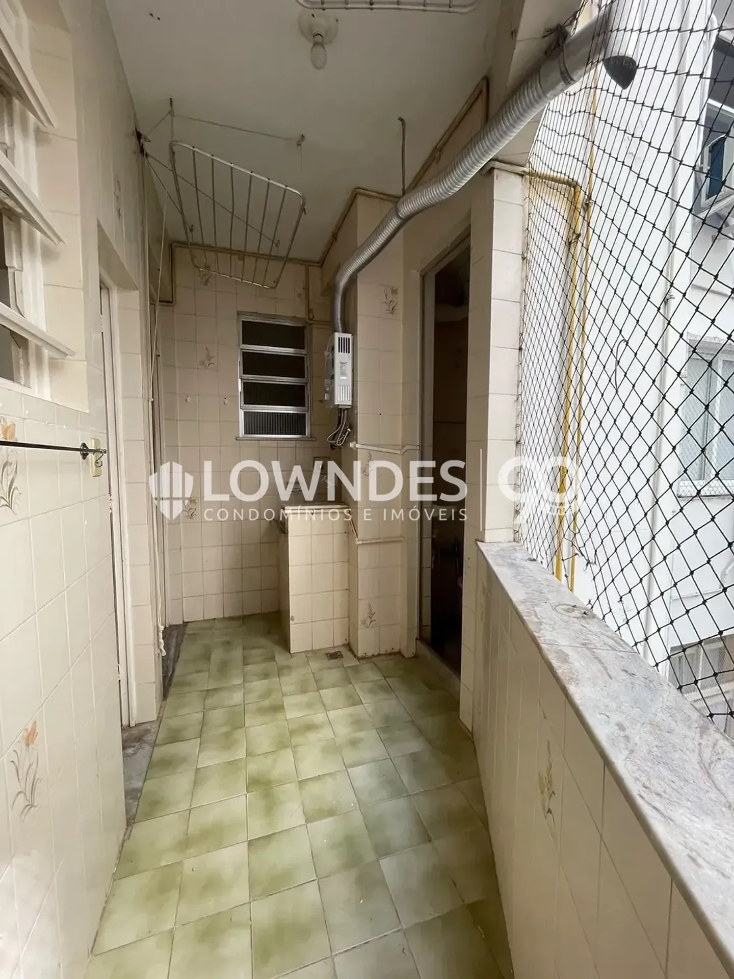 Walk-in closet in a 3-bedroom apartment, 84 m² — photo 19