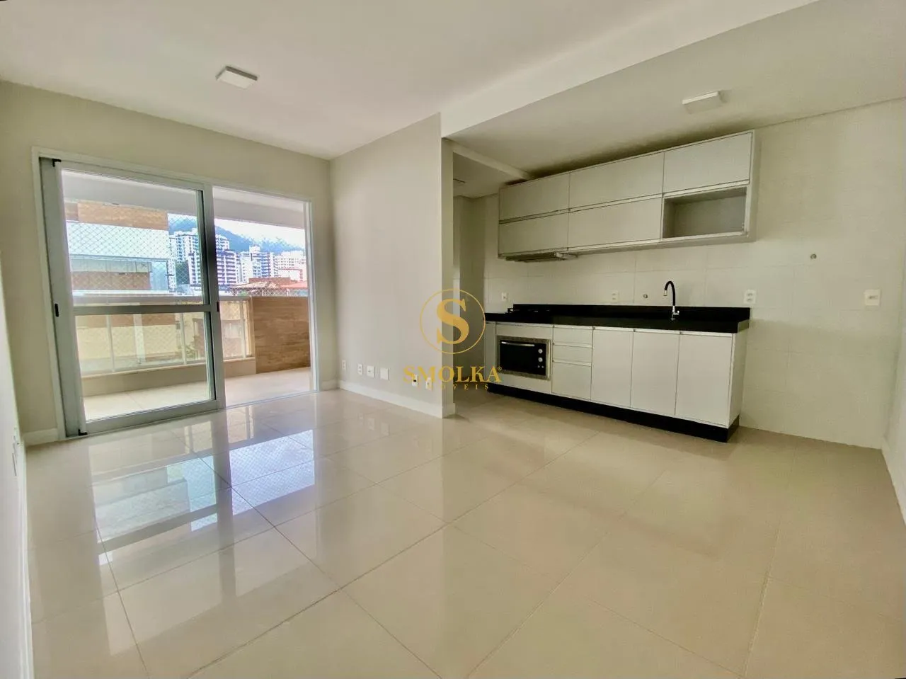 Balcony with a grill in a 2-bedroom apartment, 75 m² — photo 3