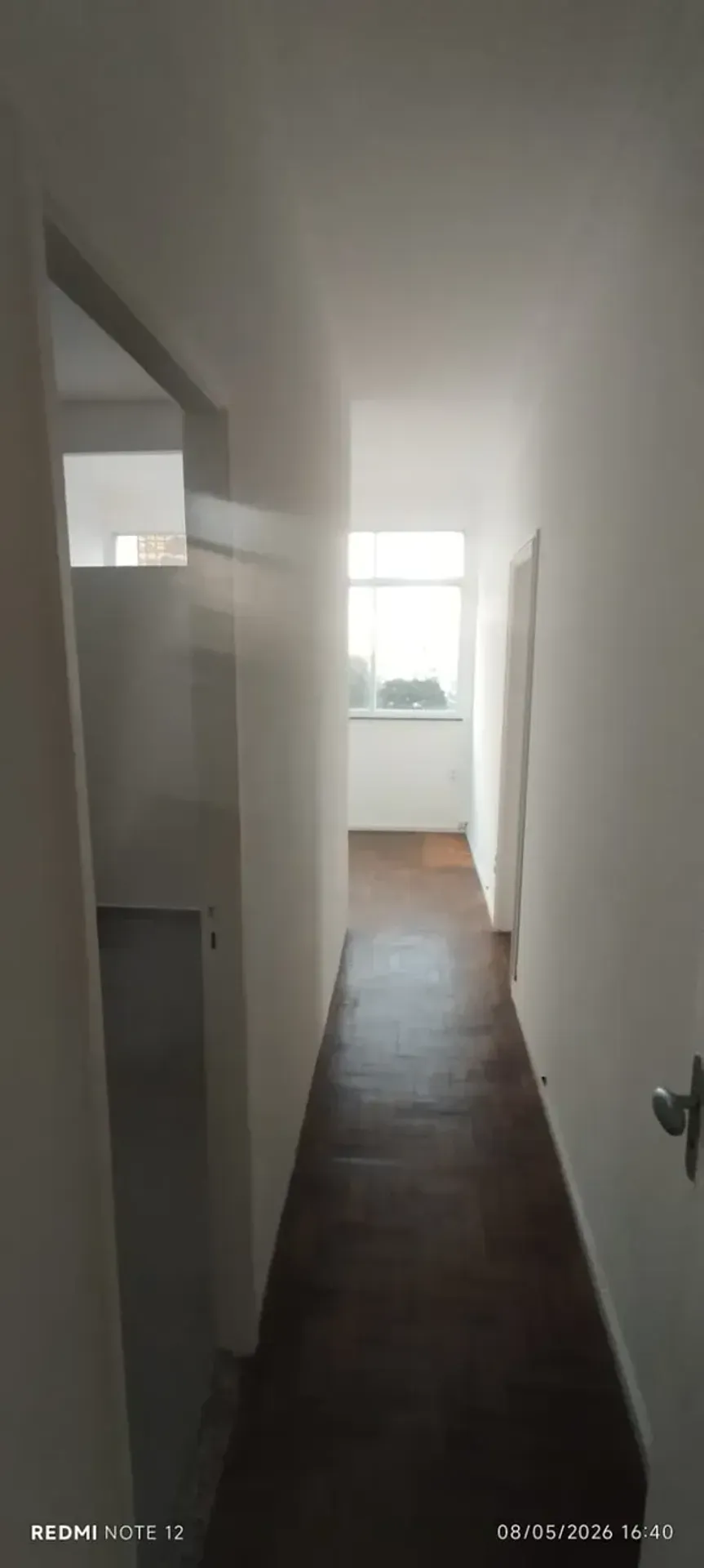 Unfurnished 1-bedroom apartment with floor-to-ceiling windows — photo 10