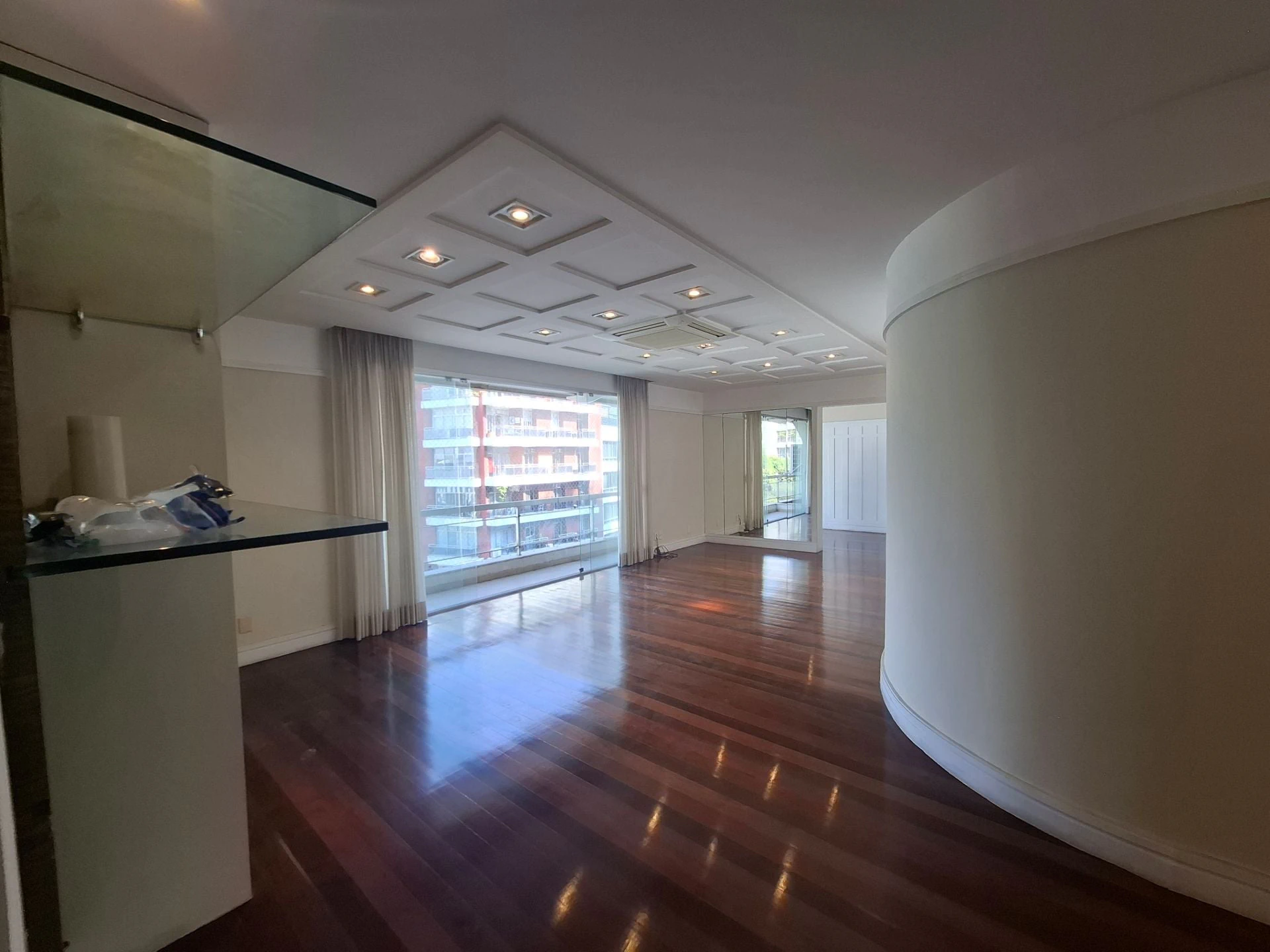 Floor-to-ceiling windows in a 3-bedroom apartment, 150 m² — photo 2