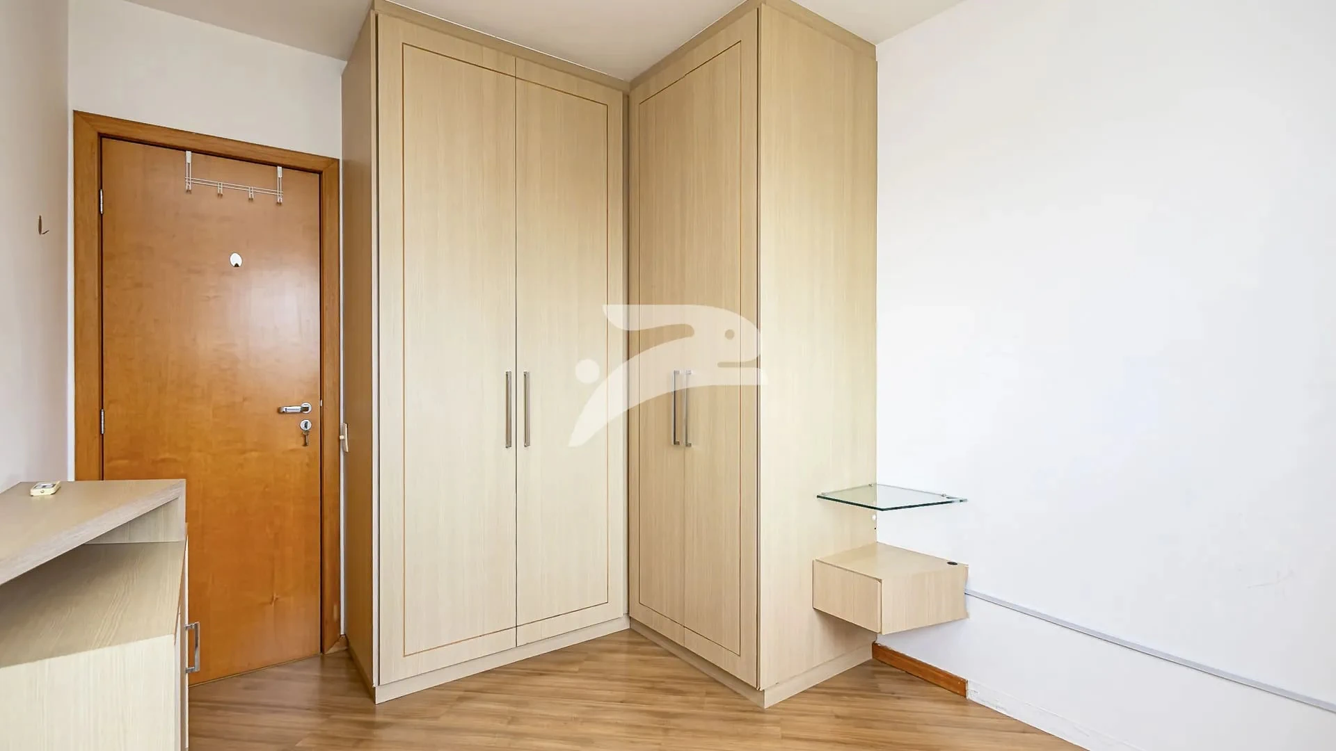 Furnished 1-bedroom apartment with covered parking — photo 4
