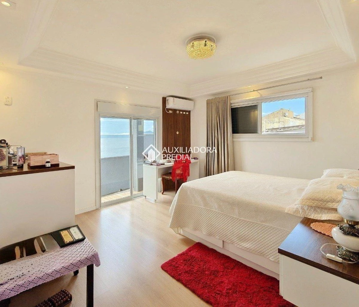 Water view in a 4-bedroom house, 320 m² — photo 24