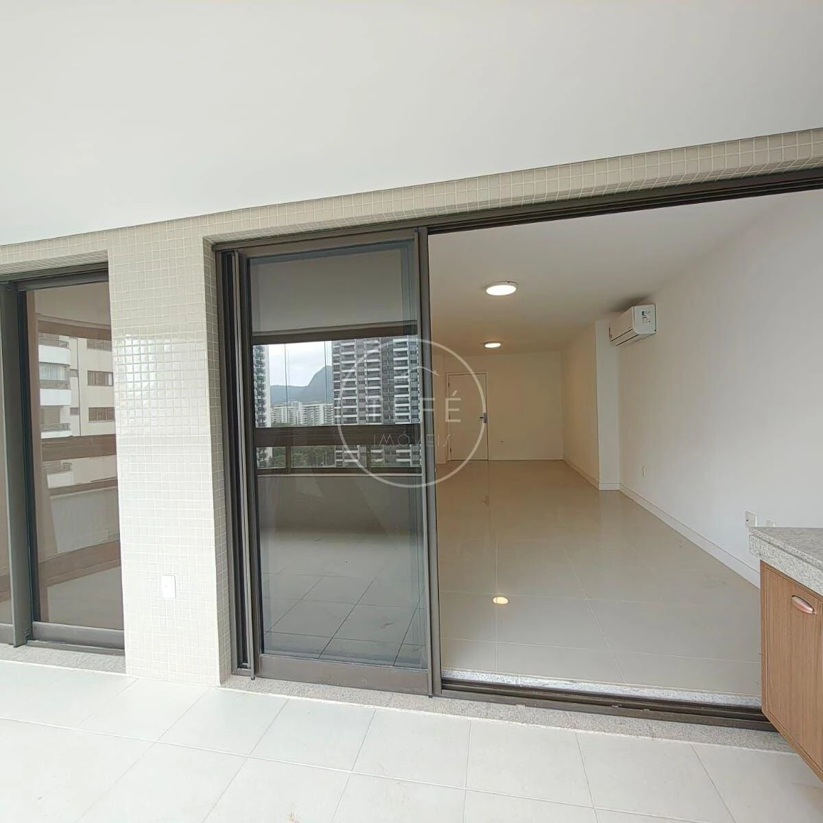 Glass-enclosed balcony in a 4-bedroom apartment, 123 m² — photo 20