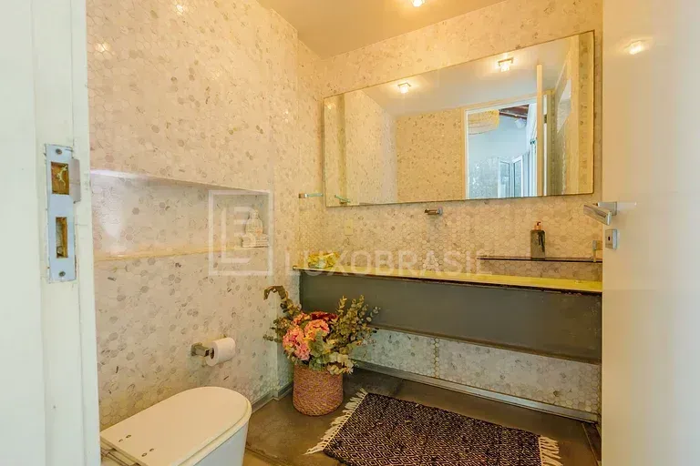 Furnished house with 5 bedrooms and an open-plan kitchen — photo 14