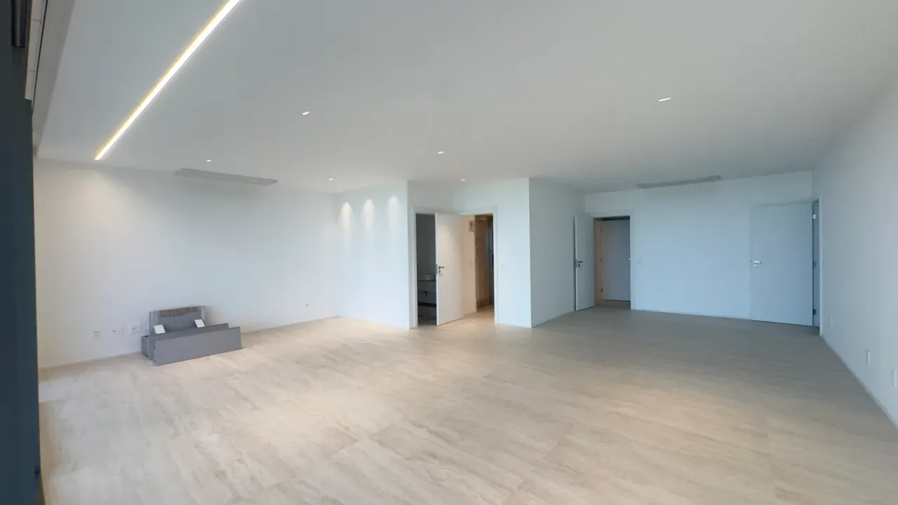 Apartment with 4 bedrooms, 5 bathrooms and enclosed balcony — photo 48