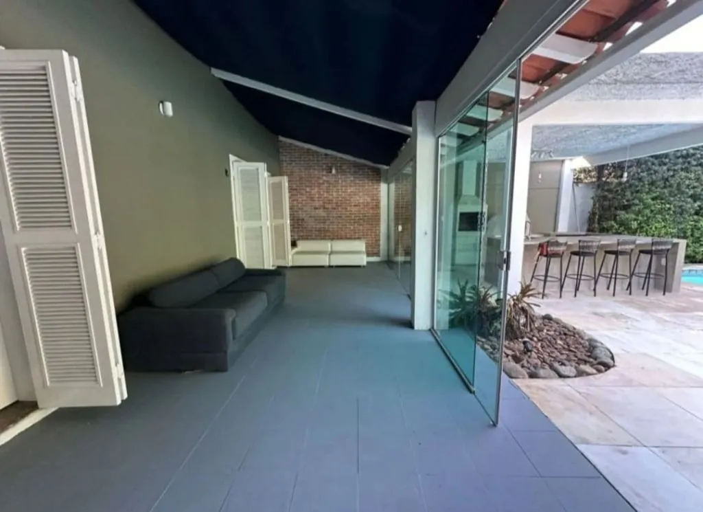 House with 5 bedrooms and 4 bathrooms, 647 m² — photo 48
