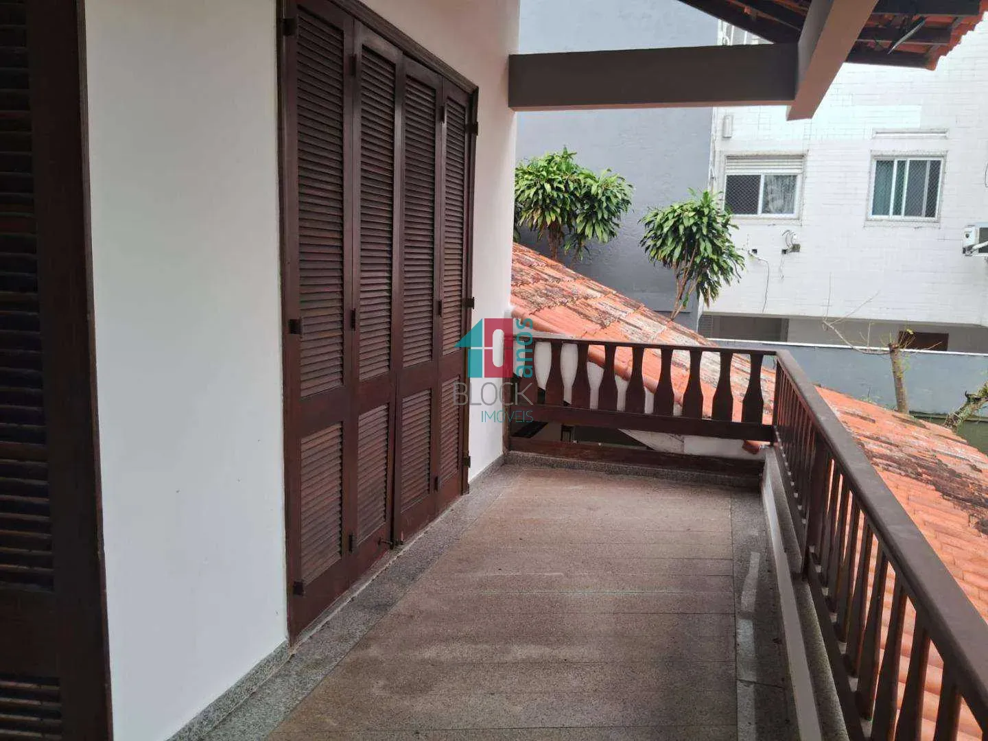 House with 3 bedrooms including 1 suite and 4 baths — photo 37
