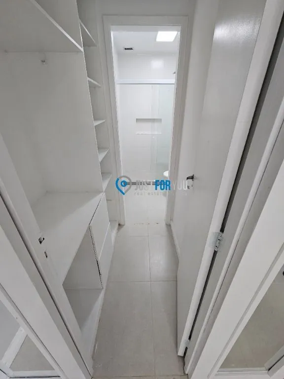 Walk-in closet in a 3-bedroom apartment, 128 m² — photo 25